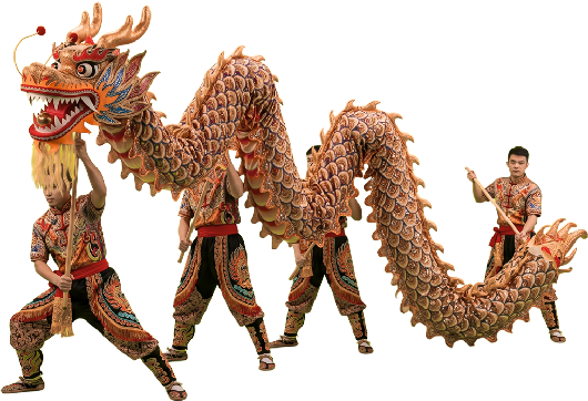 Cuatro bailarines vestidos con trajes tradicionales sostienen y manejan un gran dragón chino de color dorado y naranja con escamas detalladas, realizando la danza del dragón sobre un fondo negro.